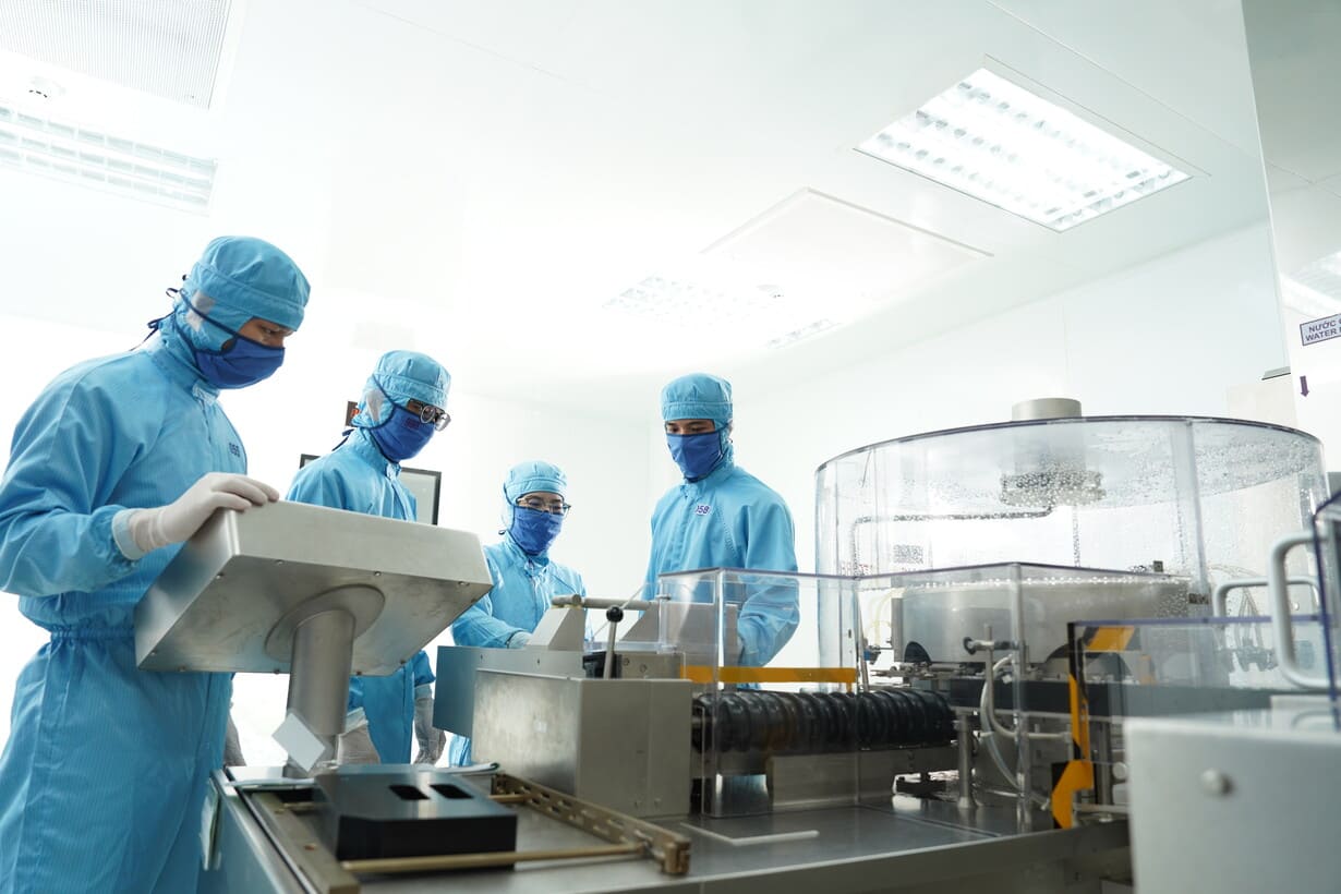 Nhân viên Imexpharm tại nhà máy sản xuất
