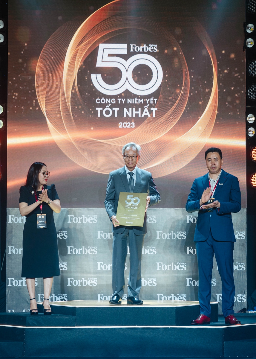 Đại diện Imexpharm nhận giải “Top 50 Công ty Niêm yết Tốt nhất Việt Nam" Forbes trao Đại diện Imexpharm nhận giải “Top 50 Công ty Niêm yết Tốt nhất Việt Nam" Forbes trao
