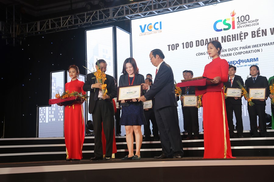 Đại diện Imexpharm tại lễ vinh danh 100 doanh nghiệp phát triển bền vững 2018