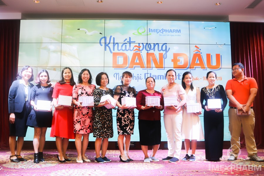 Khách hàng nhận quà tri ân từ Imexpharm tại Ngày hội Claminat 2019 Khách hàng nhận quà tri ân từ Imexpharm tại Ngày hội Claminat 2019