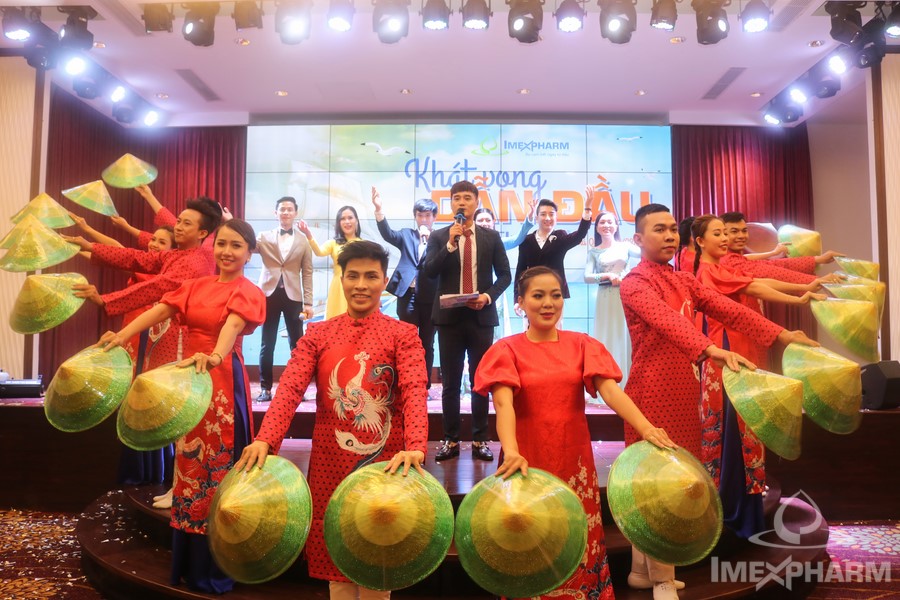 Biểu diễn ca nhạc trên sân khấu trong Ngày hội Claminat 2019 Biểu diễn ca nhạc trên sân khấu trong Ngày hội Claminat 2019
