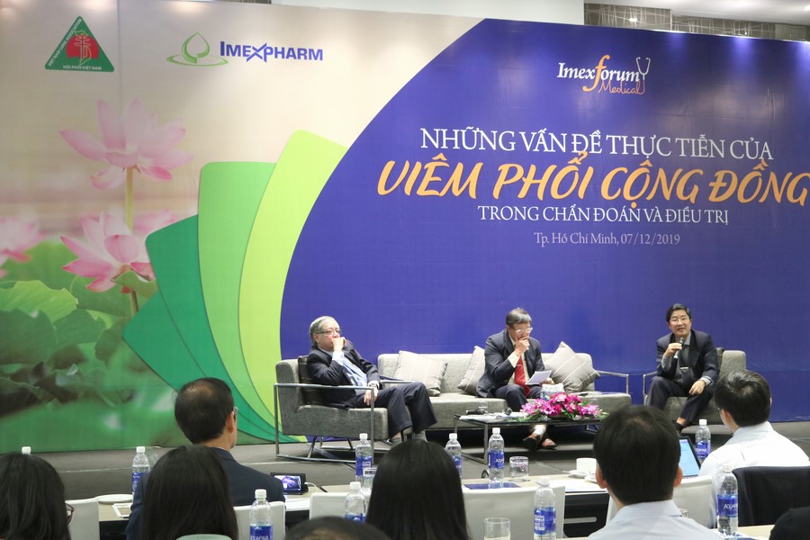 Chuyên gia y tế trình bày thực tiễn điều trị viêm phổi cộng đồng
