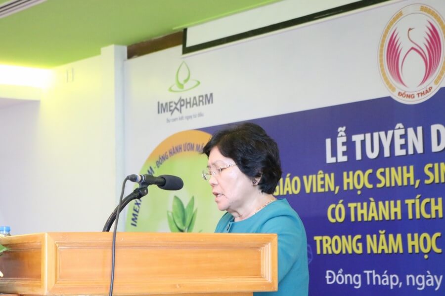 Dược sĩ Trần Thị Đào phát biểu tại Lễ trao học bổng Nguyễn Sinh Sắc 2018 do Imexpharm đồng hành