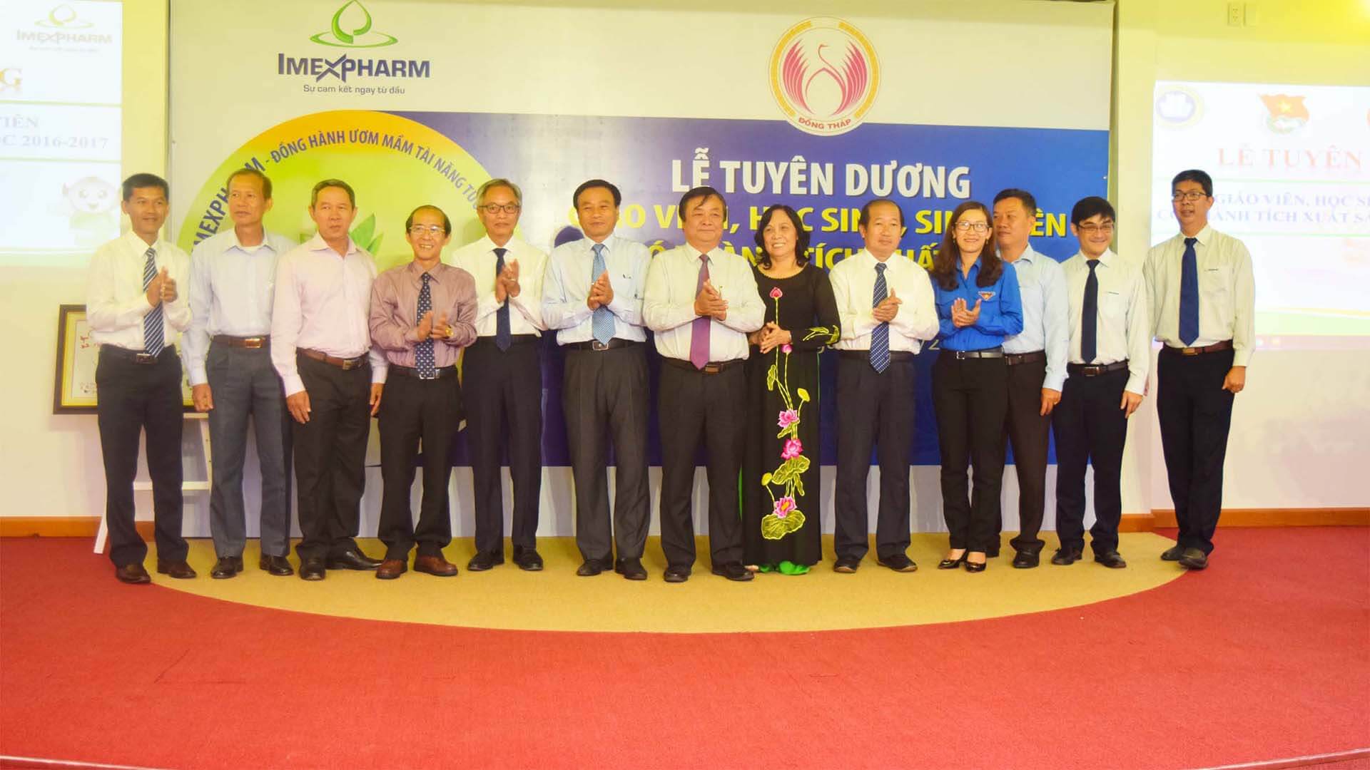 Lễ tuyên dương giáo viên và học sinh xuất sắc năm học 2016‑2017 - Imexpharm