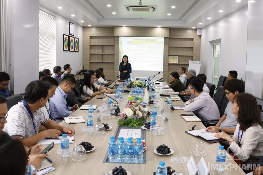 Buổi họp gặp gỡ nhà đầu tư chiến lược Imexpharm tại nhà máy IMP2 Vĩnh Lộc chia sẻ định hướng tăng trưởng. Buổi họp gặp gỡ nhà đầu tư chiến lược Imexpharm tại nhà máy IMP2 Vĩnh Lộc chia sẻ định hướng tăng trưởng.