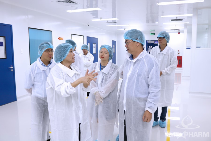 Các dược sĩ Imexpharm tại cụm nhà máy IMP2