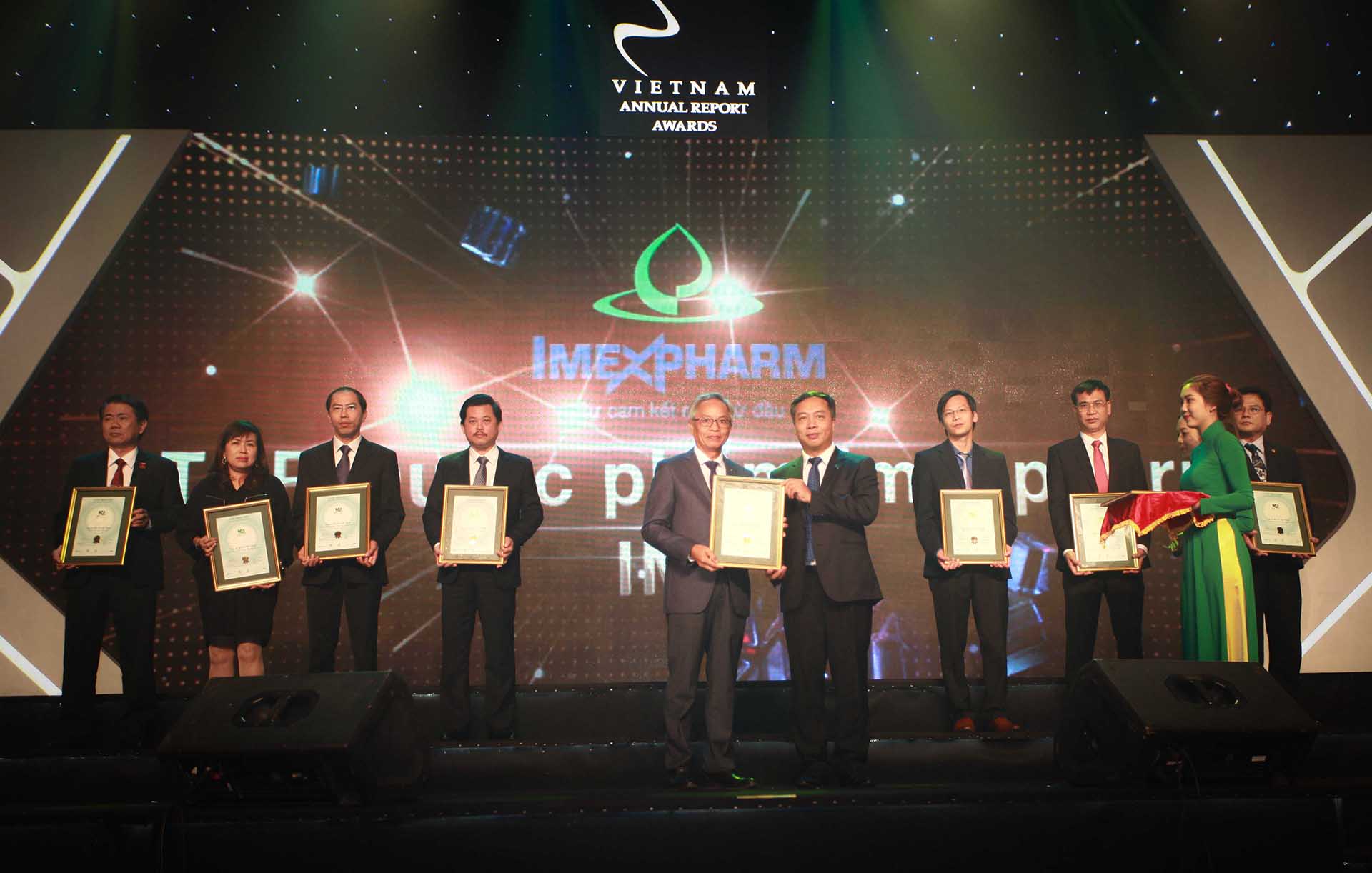  Đại diện Imexpharm nhận giải “Top 30 Công ty có Báo cáo Thường niên Tốt nhất năm 2017”
