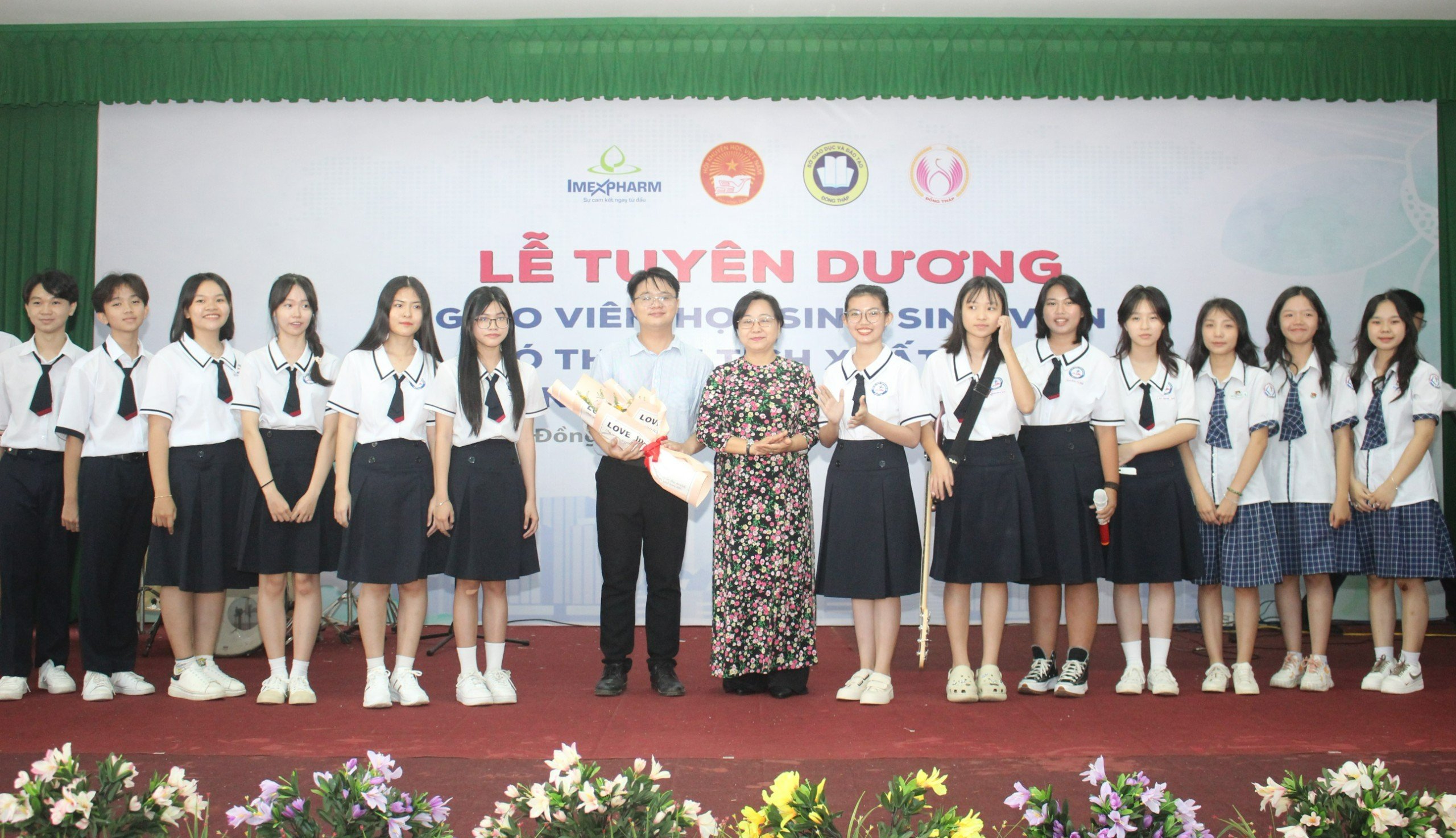 Học sinh thủ khoa đại học và học sinh giỏi cấp quốc gia nhận bằng khen tại lễ trao thưởng do Imexpharm đồng hành.