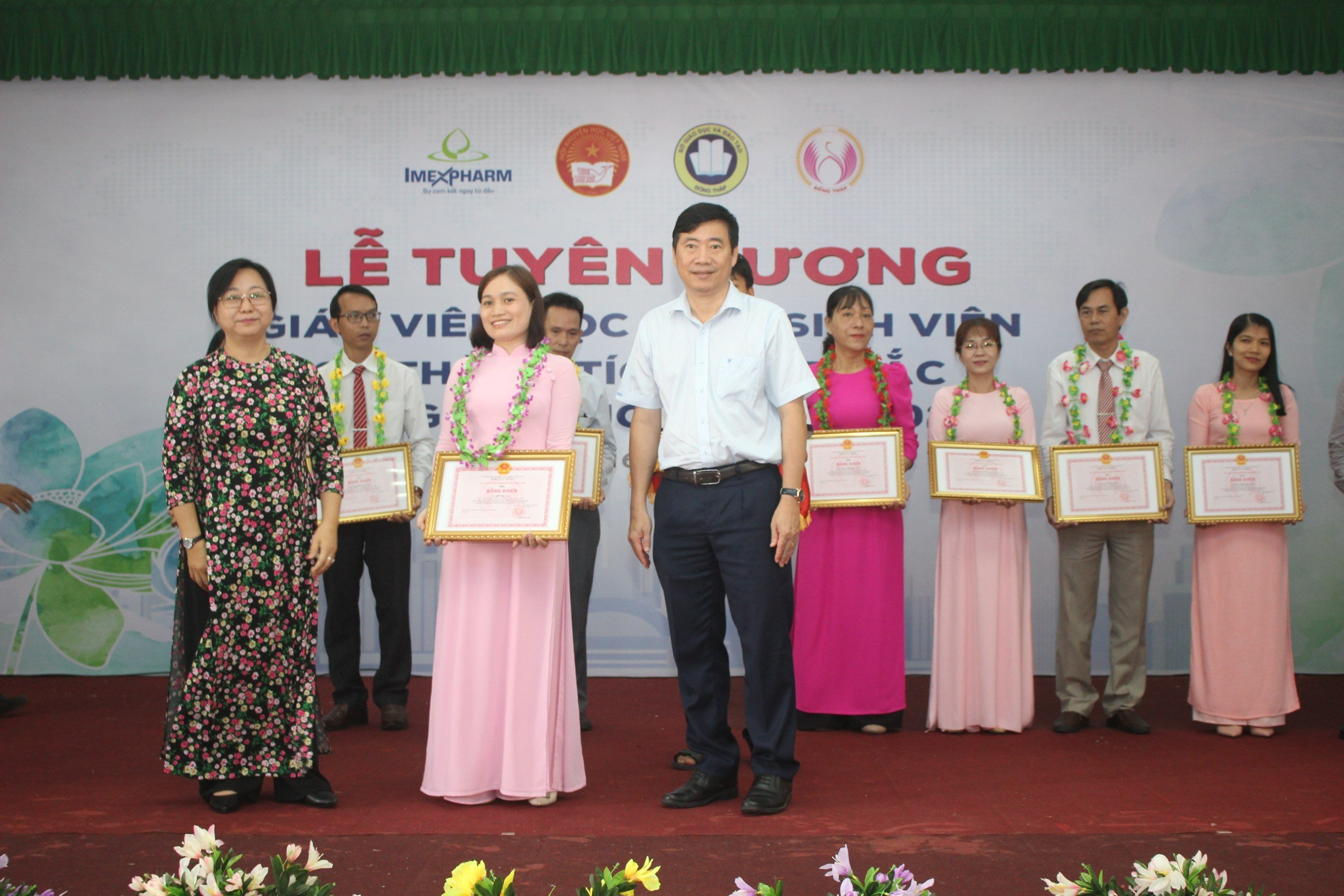 Đại diện Imexpharm trao bằng khen cho giáo viên đạt thành tích xuất sắc trong Lễ tuyên dương Giải thưởng Khuyến học Nguyễn Sinh Sắc năm học 2022–2023 tại Đồng Tháp.