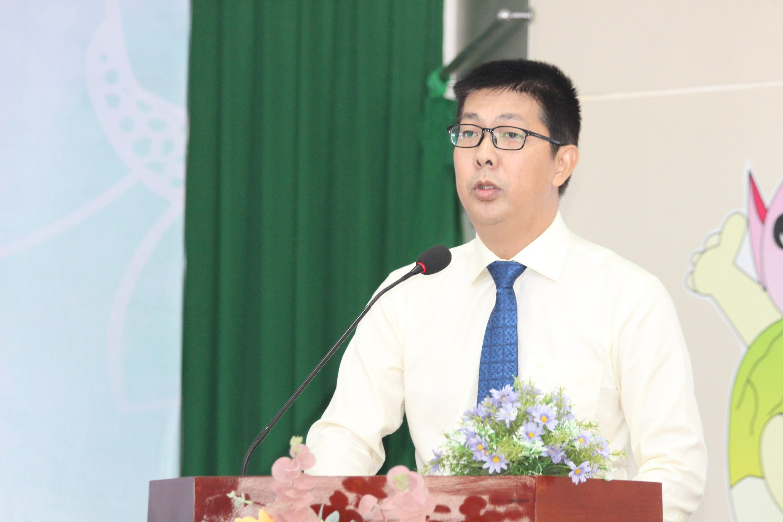 Ngô Minh Tuấn – Phó Tổng Giám đốc Imexpharm chia sẻ với học sinh và sinh viên tại sự kiện dòng học bổng Nguyễn Sinh Sắc.