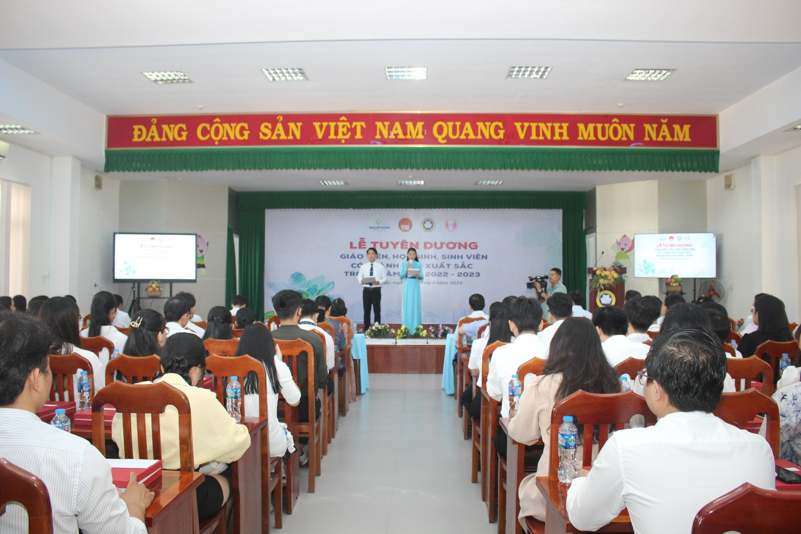 Toàn cảnh hội trường buổi lễ Giải thưởng Khuyến học Nguyễn Sinh Sắc năm học 2022‑2023 với sự tham gia của hơn 148 giáo viên, học sinh, sinh viên.