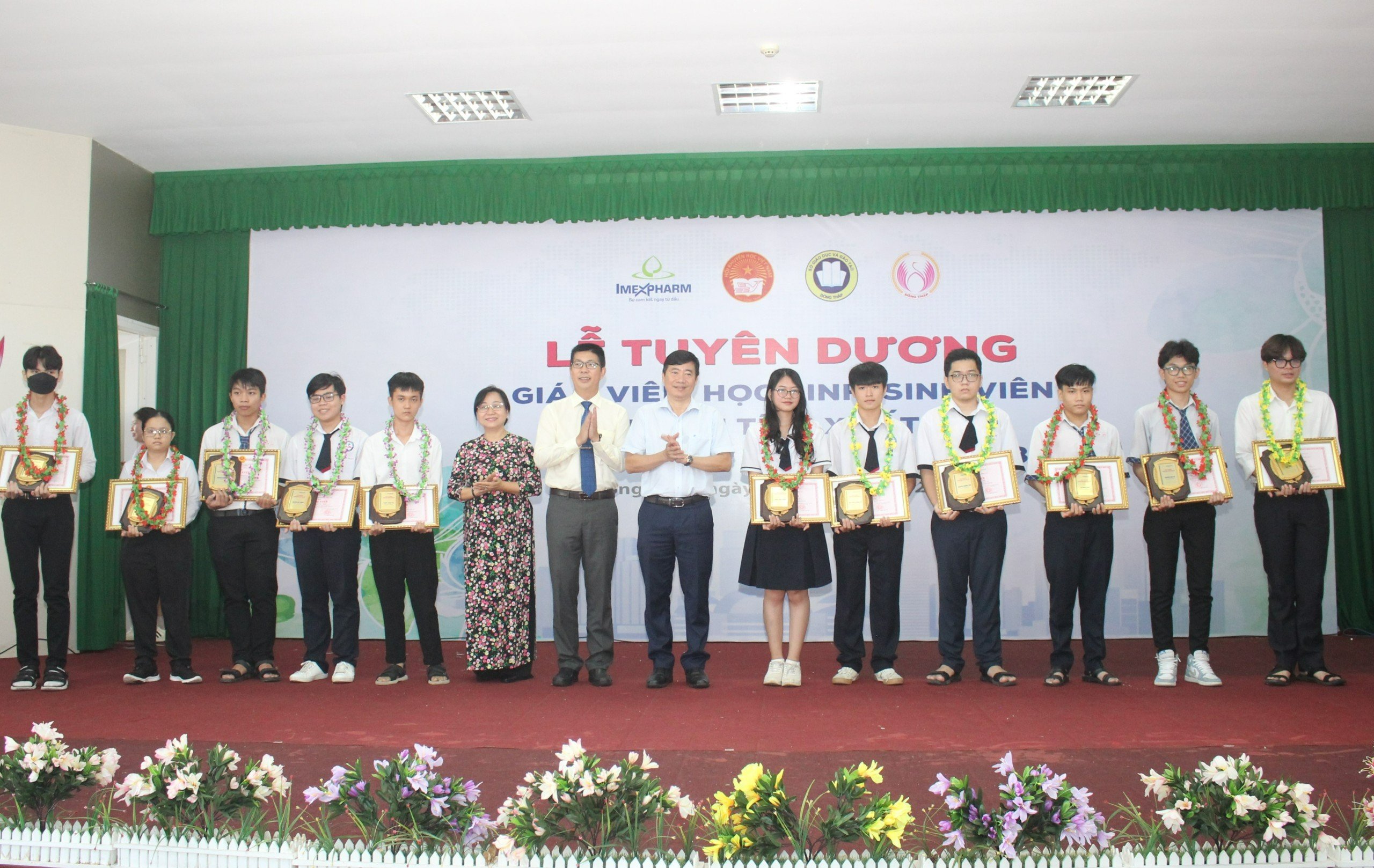 Imexpharm trao bằng khen cho học sinh xuất sắc trong “Giải thưởng Khuyến học Nguyễn Sinh Sắc 2022‑2023” tại hội trường Sở GD‑ĐT Đồng Tháp.