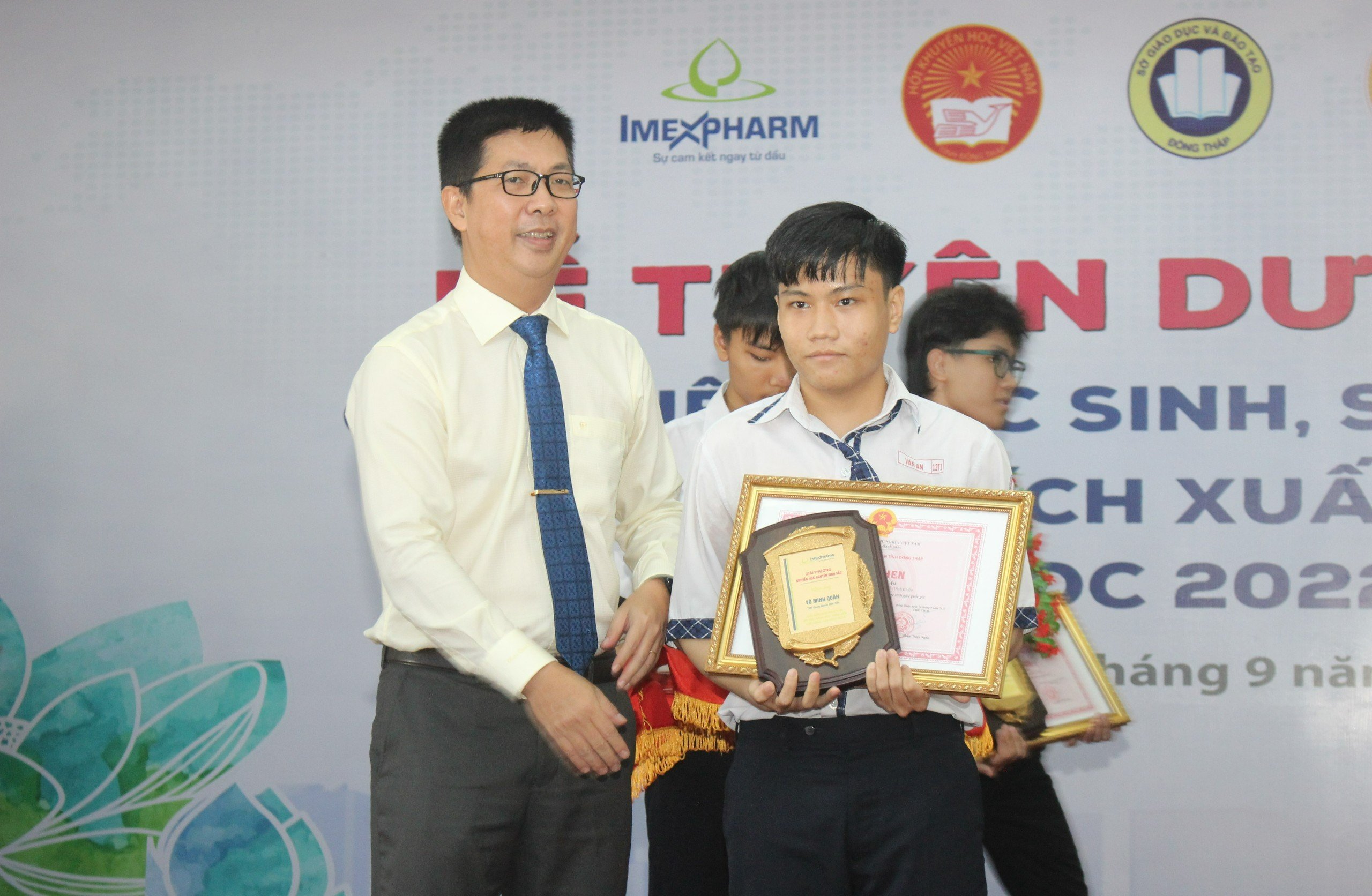 Ngô Minh Tuấn – Phó Tổng Giám đốc Imexpharm trao giấy khen cho giáo viên đạt thành tích xuất sắc năm học 2022‑2023.
