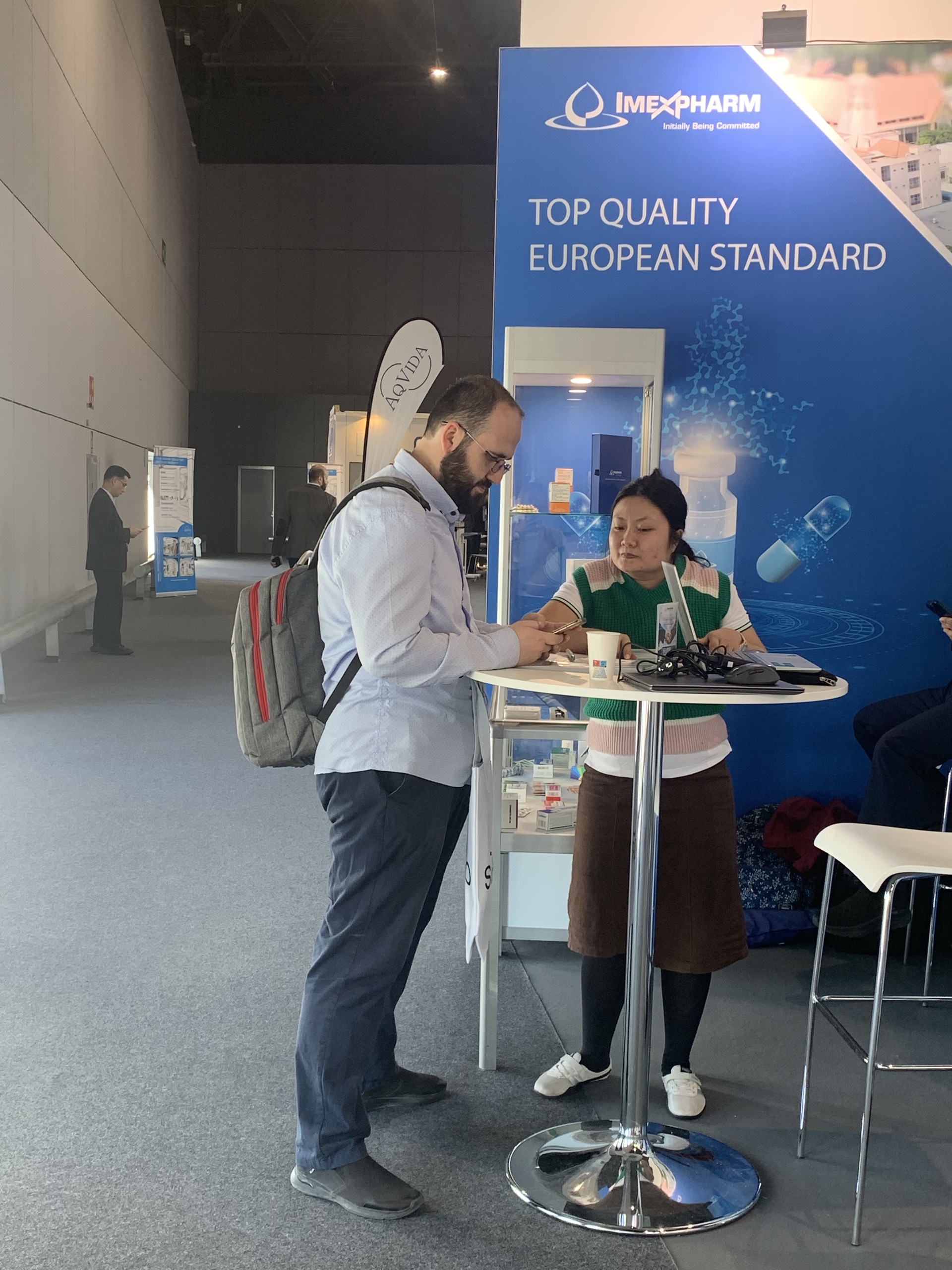 Khách hàng và đối tác tham quan gian hàng Imexpharm tại CPHI Barcelona