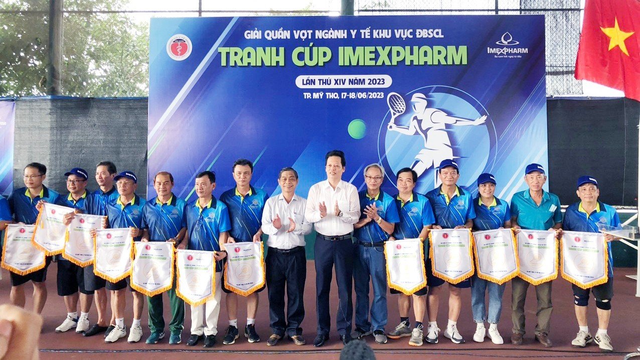 Đại diện UBND Tiền Giang, Sở Y tế và Imexpharm trao cờ lưu niệm tại Giải quần vợt ngành Y tế ĐBSCL 2023