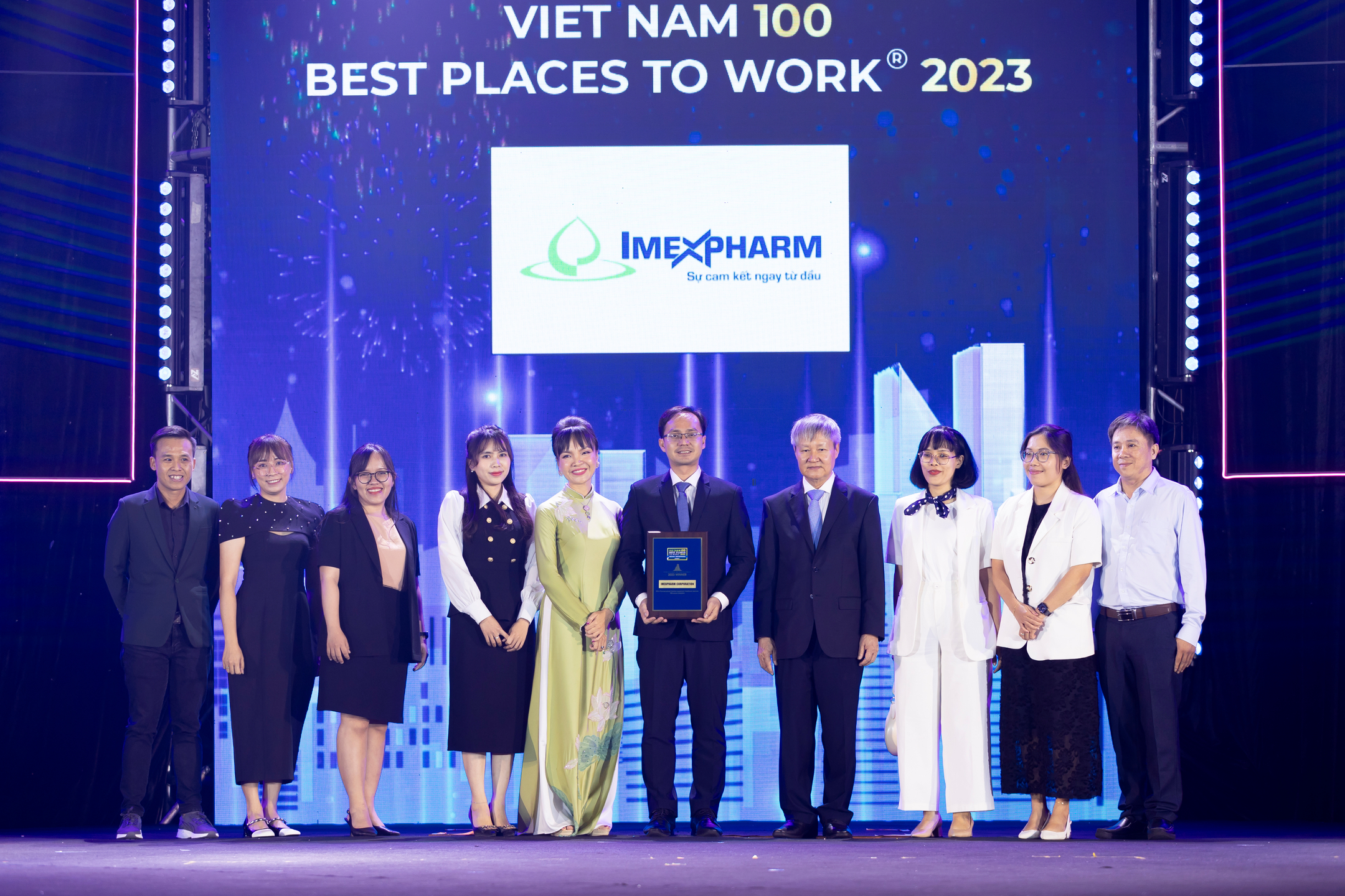 Đại diện Imexpharm nhận giải “Top 5 Công ty Có Môi trường Làm việc Tốt nhất Việt Nam” trên sân khấu vinh danh.