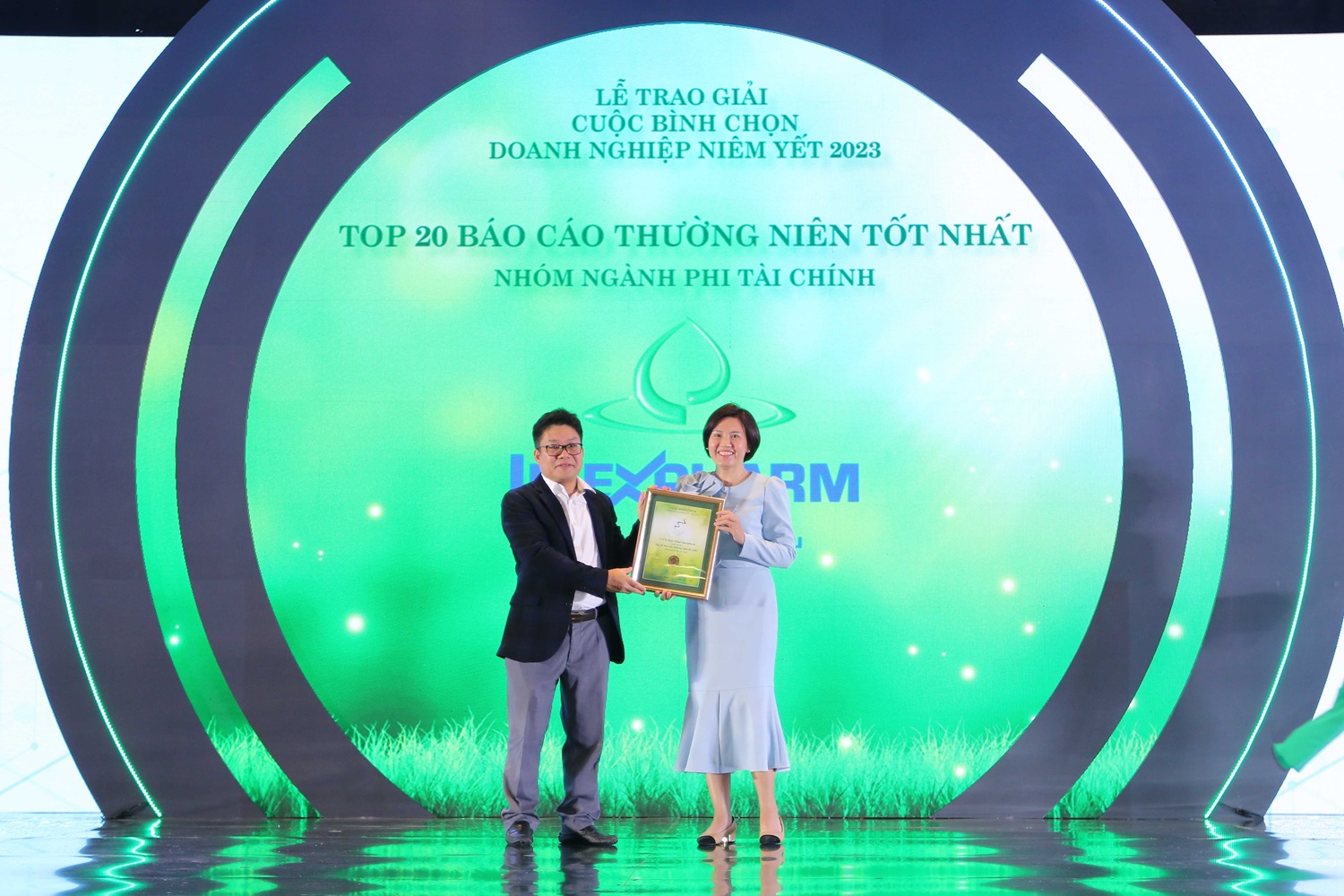 Đại diện Imexpharm tại lễ trao giải Top 20 Báo cáo thường niên tốt nhất