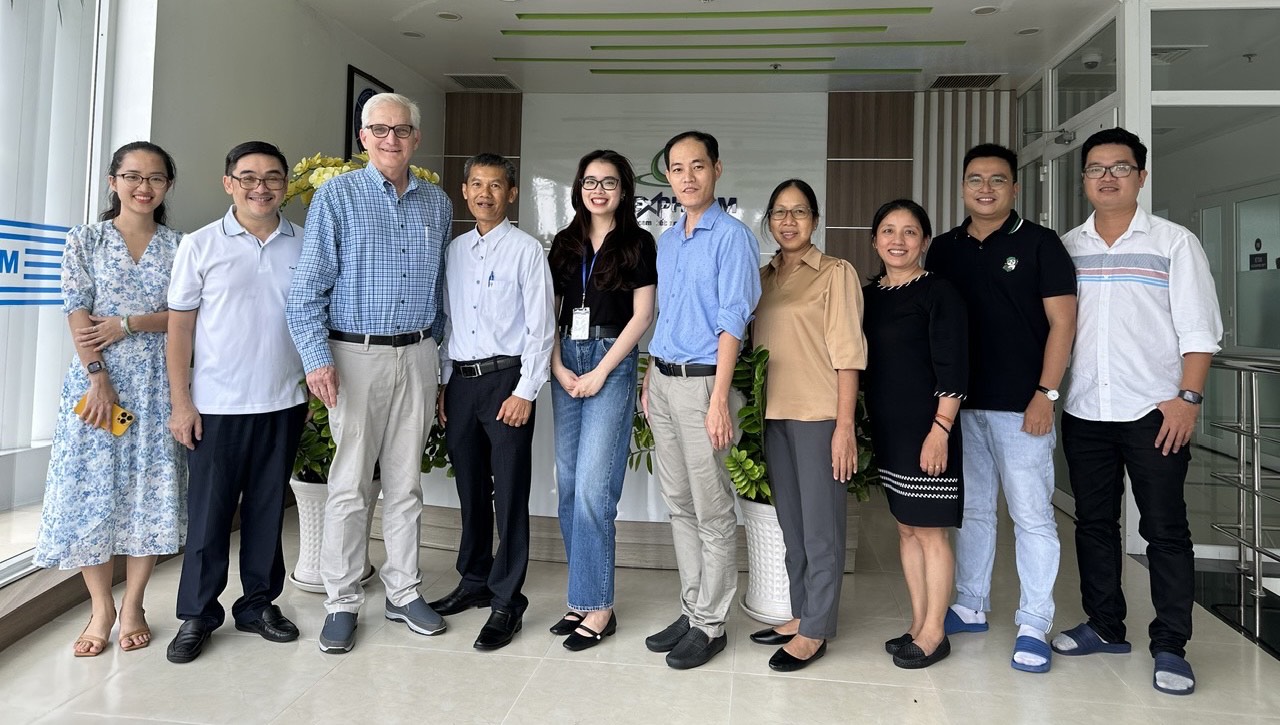 Ông John R. Wilson – Phó chủ tịch cấp cao và Giám đốc chất lượng Beaufort làm việc với đội ngũ Imexpharm
