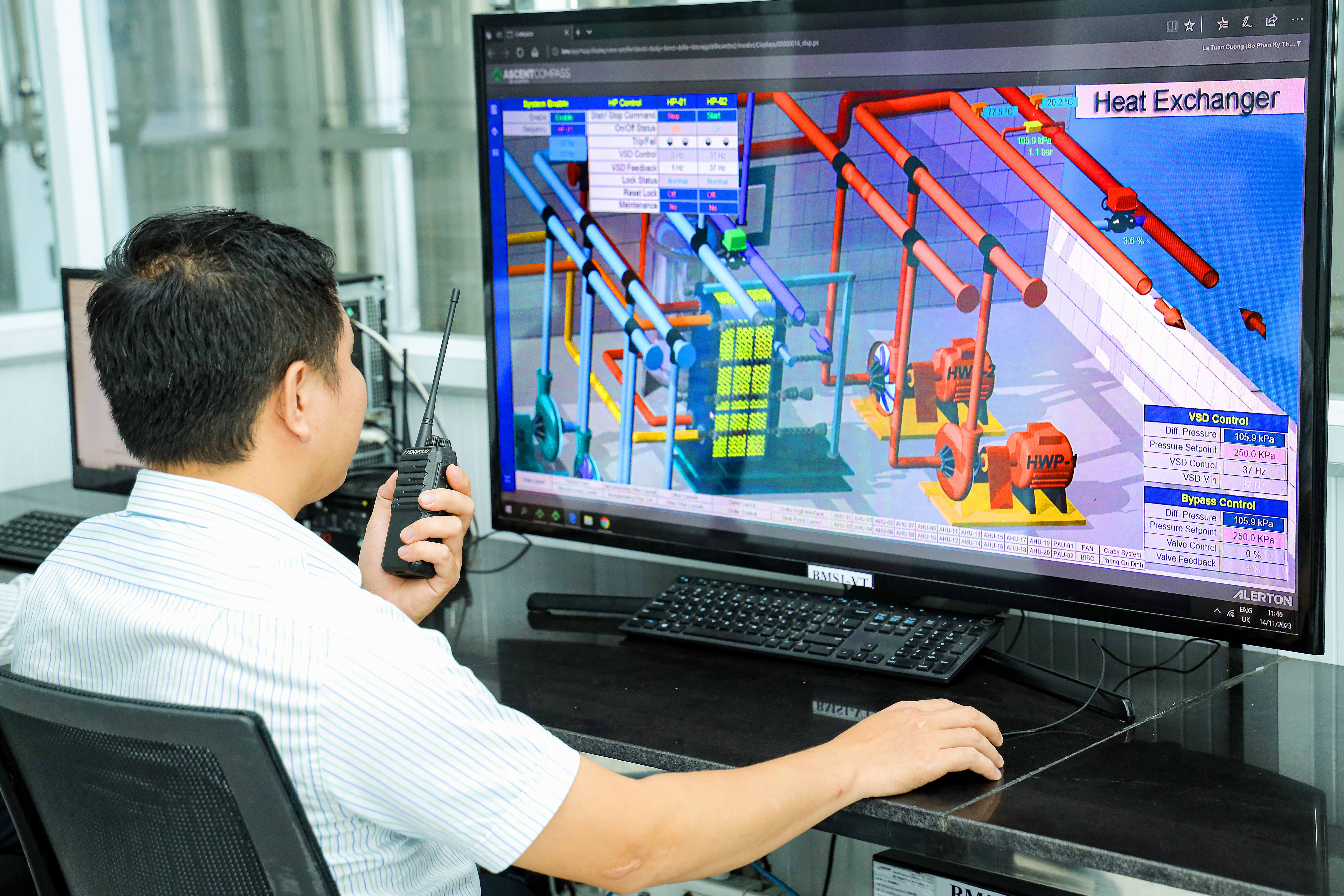Kỹ thuật viên vận hành dây chuyền sản xuất thuốc đạt tiêu chuẩn quốc tế tại nhà máy Imexpharm