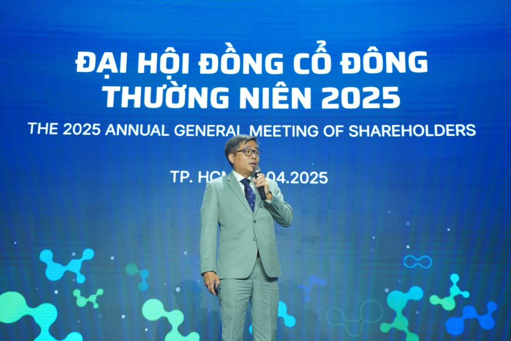 Ông Nguyễn An Duy – Phó Tổng Giám đốc Imexpharm trình bày chiến lược tài chính tại ĐHĐCĐ 2025