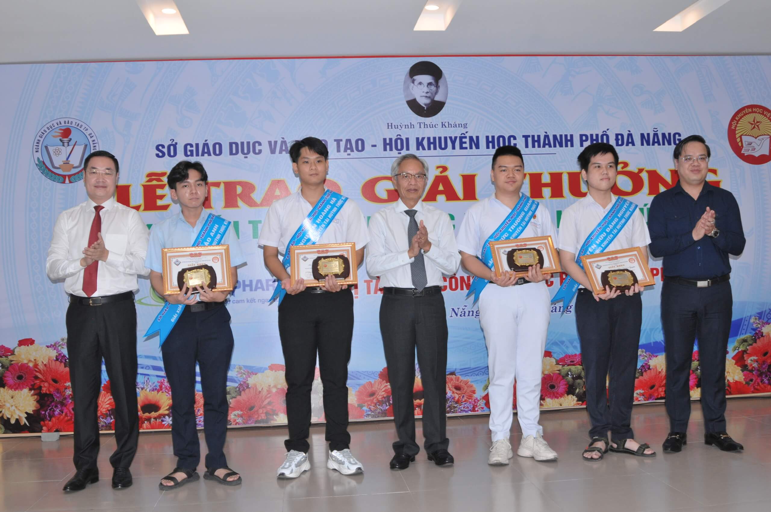 Imexpharm vinh danh các em học sinh vượt khó học giỏi tại lễ trao học bổng Khuyến tài Huỳnh Thúc Kháng năm học 2022–2023