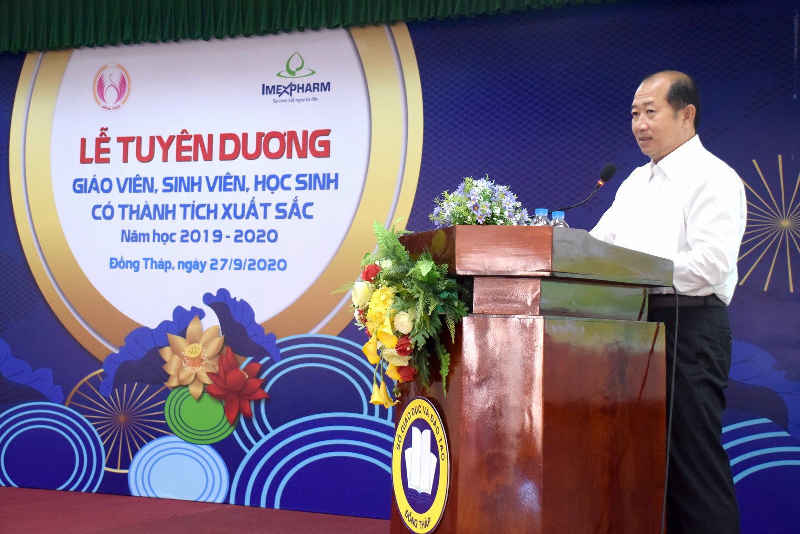 Ông Đoàn Tấn Bửu – Phó Chủ tịch UBND tỉnh Đồng Tháp phát biểu tại lễ tuyên dương giáo viên, học sinh, sinh viên xuất sắc năm học 2019–2020.
