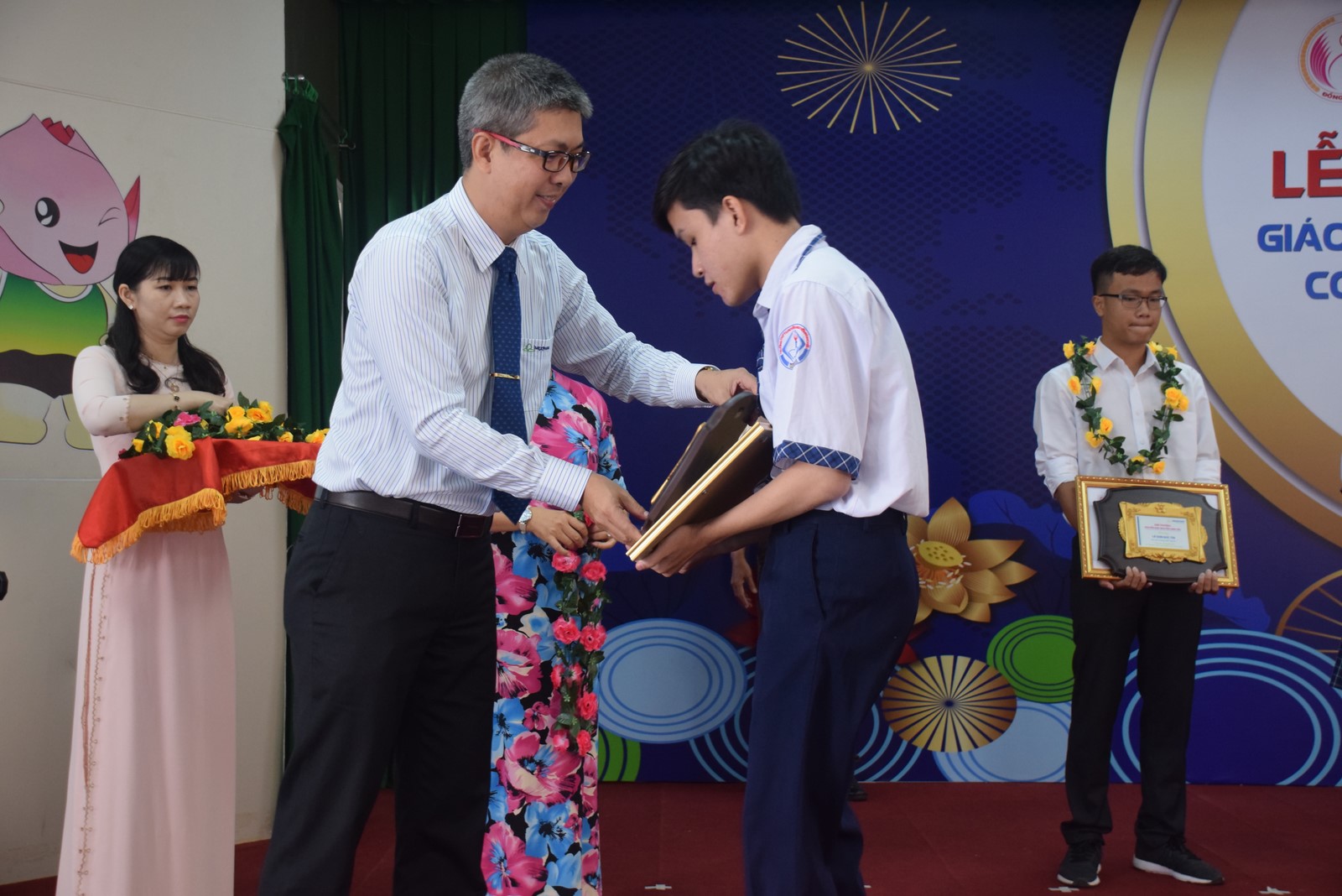Trao bằng khen tại lễ tuyên dương 102 giáo viên và học sinh sinh viên xuất sắc năm học 2019–2020 do Sở GD&ĐT Đồng Tháp và Imexpharm phối hợp tổ chức
