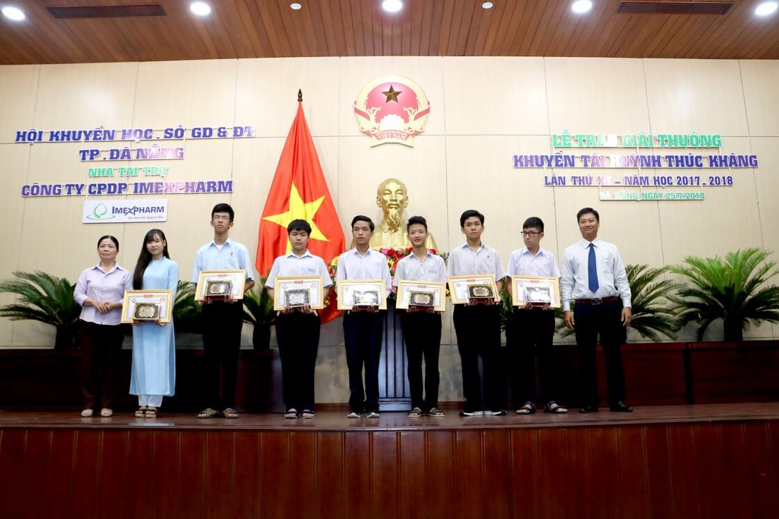 Imexpharm vinh danh sinh viên tiêu biểu tại lễ trao giải Khuyến tài Huỳnh Thúc Kháng lần thứ VI năm 2018 Imexpharm vinh danh sinh viên tiêu biểu tại lễ trao giải Khuyến tài Huỳnh Thúc Kháng lần thứ VI năm 2018