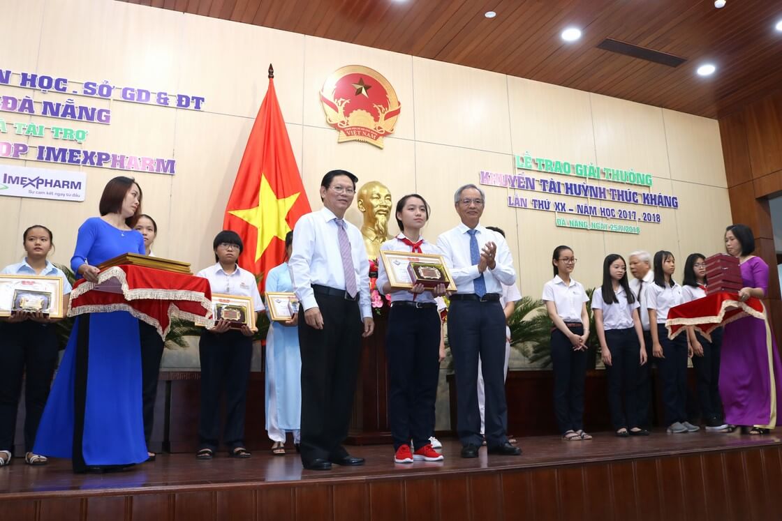 Imexpharm trao học bổng Khuyến tài Huỳnh Thúc Kháng 2018 cho học sinh có thành tích học tập xuất sắc Imexpharm trao học bổng Khuyến tài Huỳnh Thúc Kháng 2018 cho học sinh có thành tích học tập xuất sắc