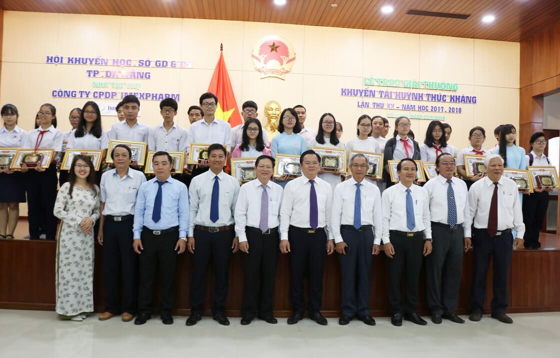 Lễ trao học bổng Khuyến tài Huỳnh Thúc Kháng 2018 với sự tham gia của lãnh đạo địa phương và đại diện Imexpharm Lễ trao học bổng Khuyến tài Huỳnh Thúc Kháng 2018 với sự tham gia của lãnh đạo địa phương và đại diện Imexpharm