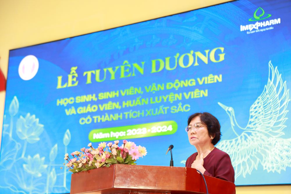 Bà Trần Thị Đào – Tổng Giám đốc Imexpharm phát biểu tại lễ tuyên dương giáo viên, học sinh, sinh viên và huấn luyện viên xuất sắc tỉnh Đồng Tháp năm học 2023‑2024.