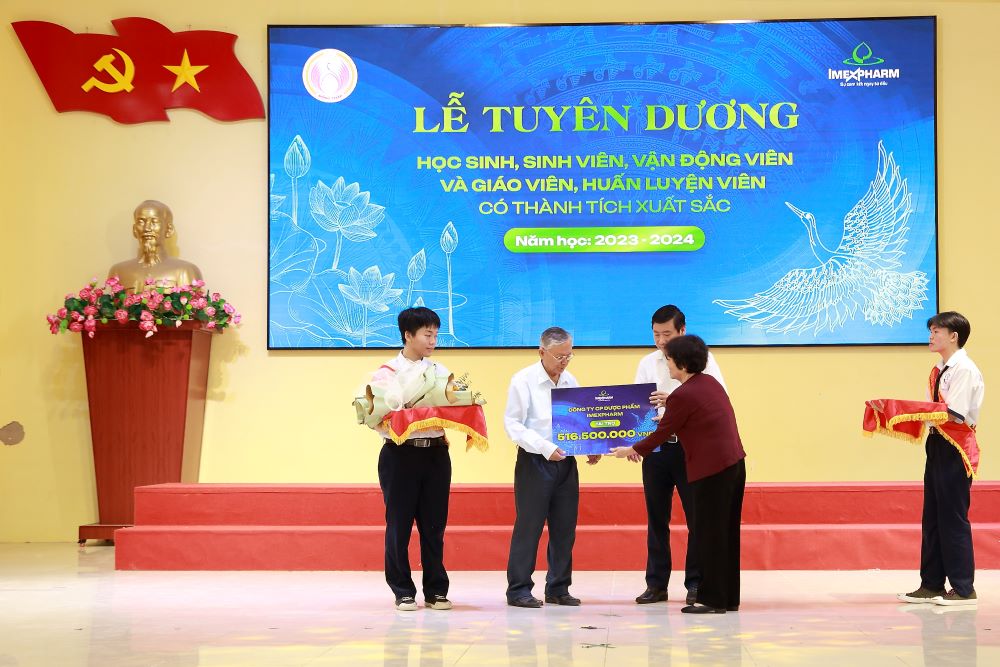 Tổng Giám đốc Imexpharm Trần Thị Đào trao bằng khen và quà tri ân cho học sinh xuất sắc được vinh danh năm học 2023‑2024 tại TP Cao Lãnh, Đồng Tháp.