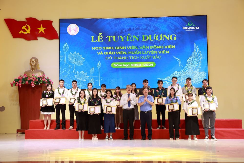 Học sinh đạt giải kỳ thi Học sinh giỏi Quốc gia nhận bằng khen và phần thưởng từ Imexpharm