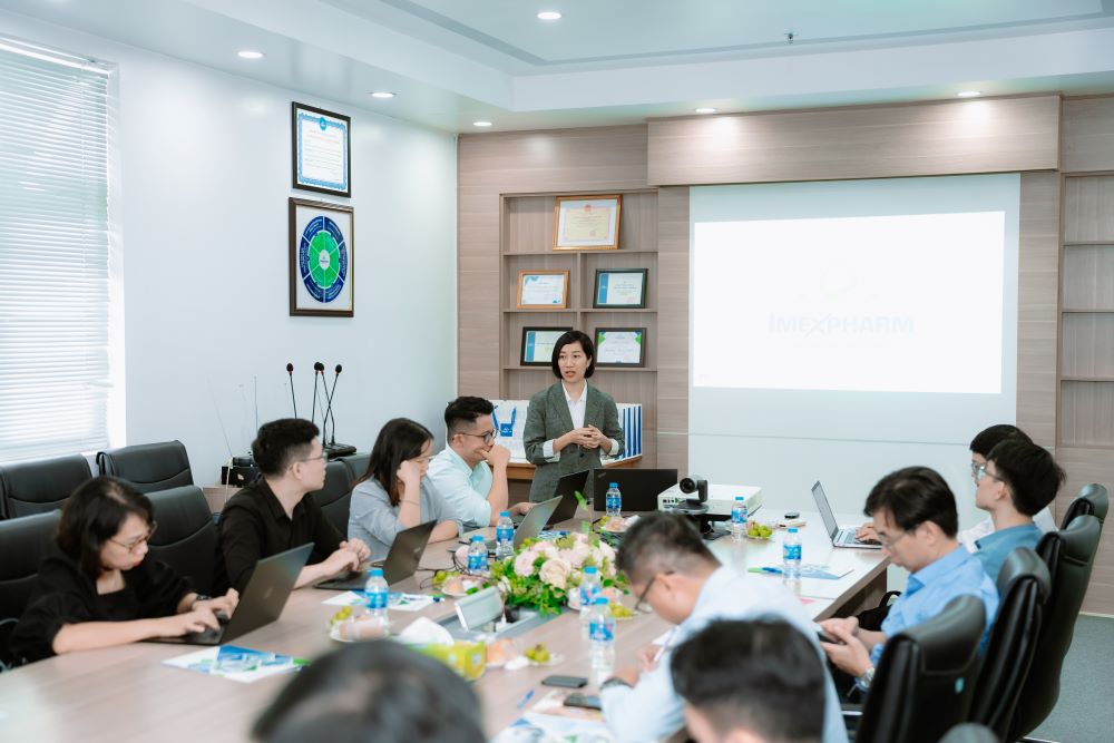 Đại diện Imexpharm trao đổi chiến lược với nhà đầu tư về nhà máy dược EU-GMP