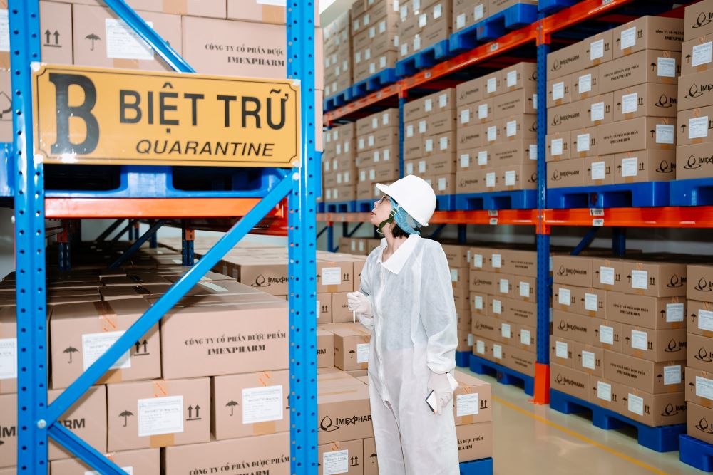 Nhân viên kiểm tra hàng hoá tại nhà máy dược EU-GMP Imexpharm IMP2