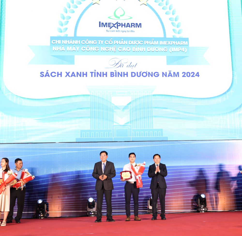 Đại diện Imexpharm nhận chứng nhận Sách Xanh cho nhà máy dược EU-GMP 