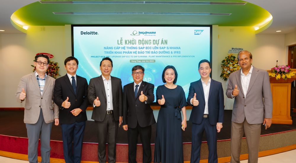 Đại diện Imexpharm và Deloitte Việt Nam trên sân khấu tại buổi công bố dự án nâng cấp SAP và triển khai IFRS