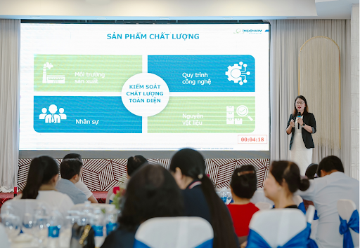 Lâm Thị Ngọc Dung, Phó trưởng Phòng Marketing của Imexpharm, chia sẻ về viên nén phân tán trong miệng của Imexpharm tại hội thảo ở Tiền Giang.