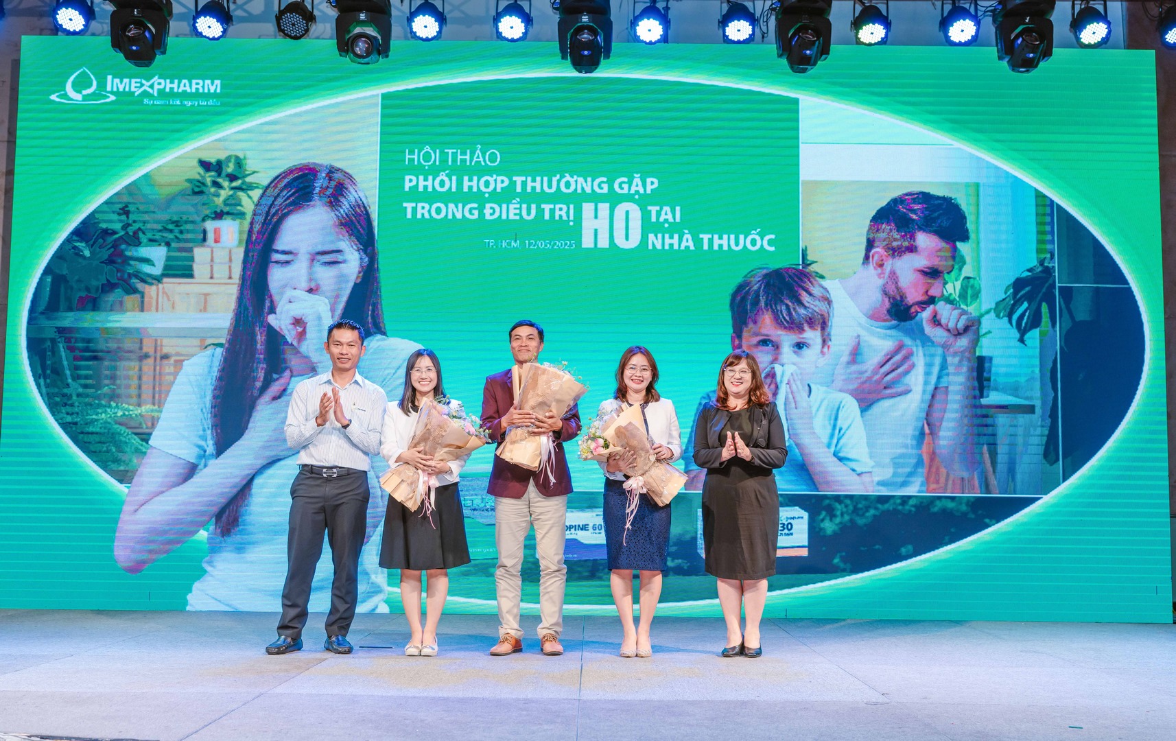 Lãnh đạo Imexpharm chụp ảnh lưu niệm cùng các dược sĩ và chuyên gia tại sự kiện về ô nhiễm không khí