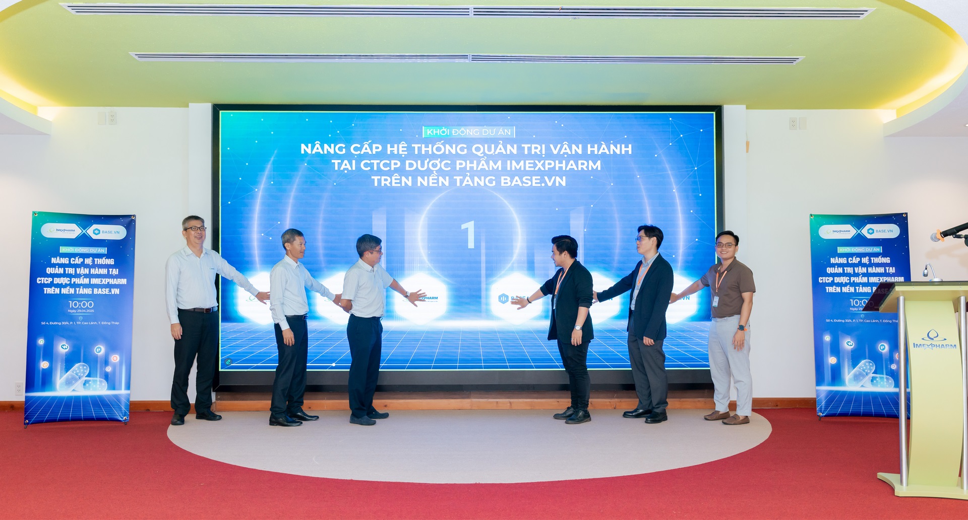 Các chuyên gia và doanh nghiệp dược trao đổi tại phiên tọa đàm chính