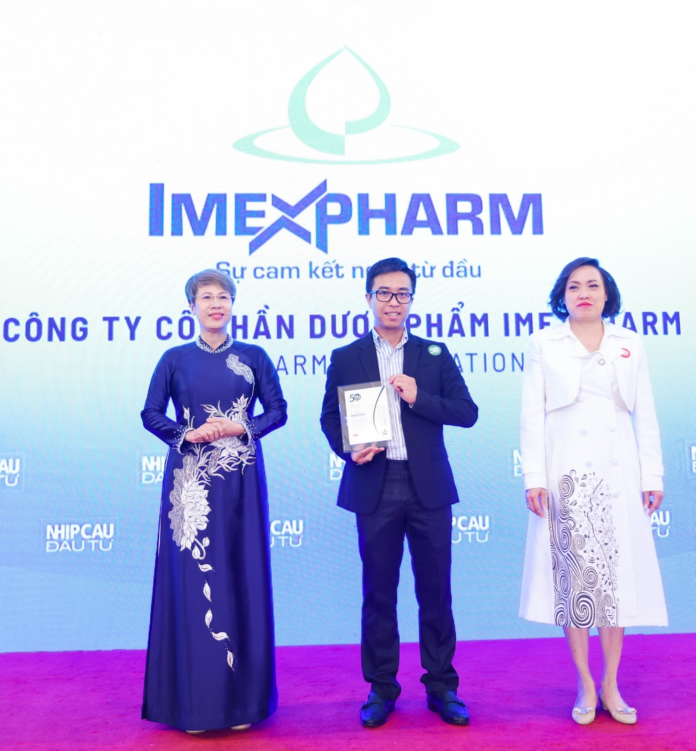 Ông Nguyễn Quốc Huy đại diện Imexpharm nhận kỷ niệm chương CSA 2025 trên sân khấu