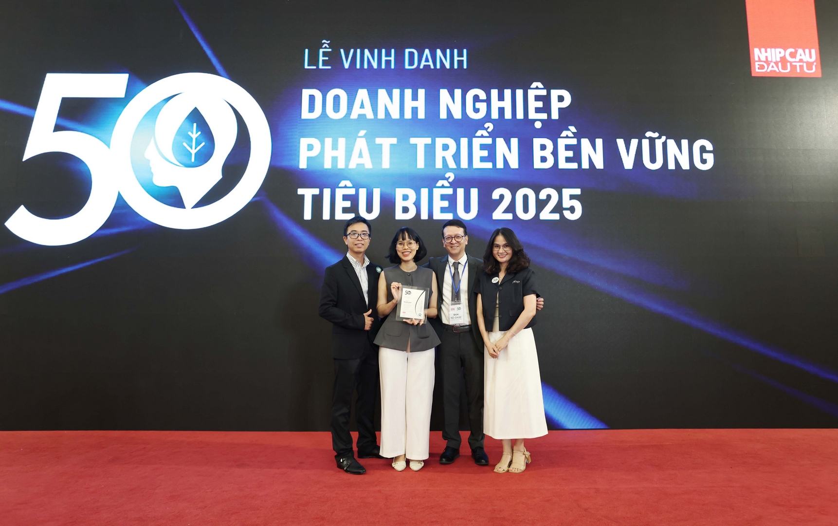 Đại diện Imexpharm chụp ảnh lưu niệm cùng Ban tổ chức CSA 2025
