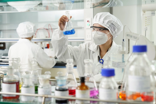 Kiểm nghiệm viên nén phân tán tại nhà máy dược EU-GMP của Imexpharm